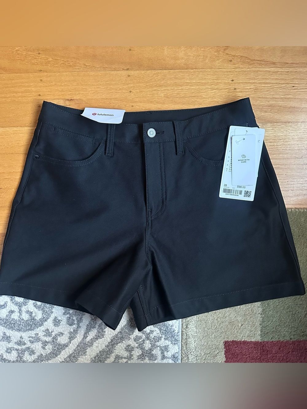 NWT 28 Lululemon Women’s EasyFive Mid Rise MR Utilitech Shorts 4.5" inseam Black
